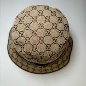 GG Canvas Bucket Hat in Medium